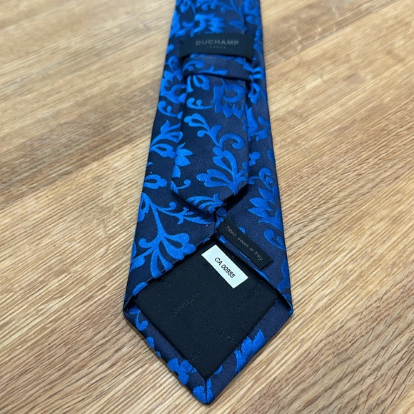 Duchamp 100% silk tie, dark blue background and electric blue flowers - Picture 3 of 5